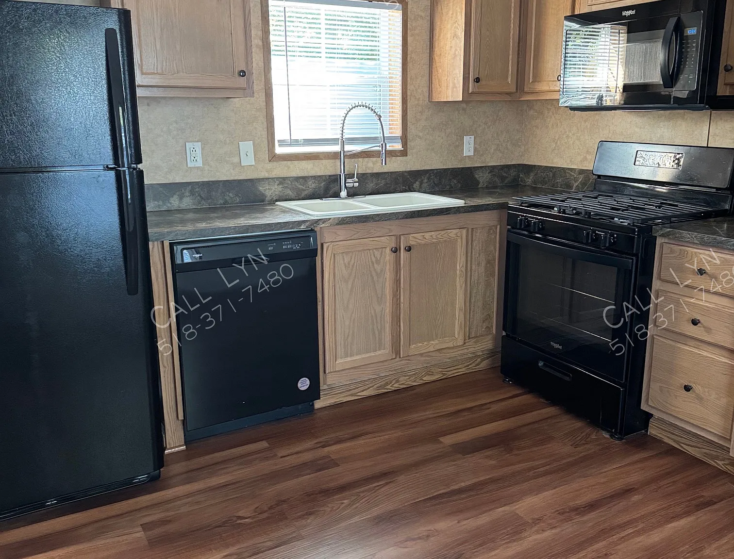 3 bed, 1.5 bath, 924 sqft, $1,660 — Photo 1