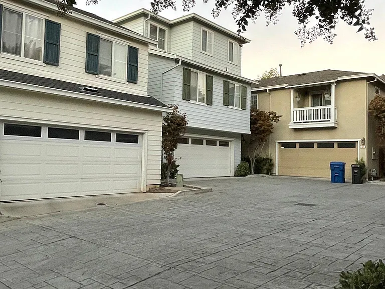 55 Waterford Ct — Photo 2