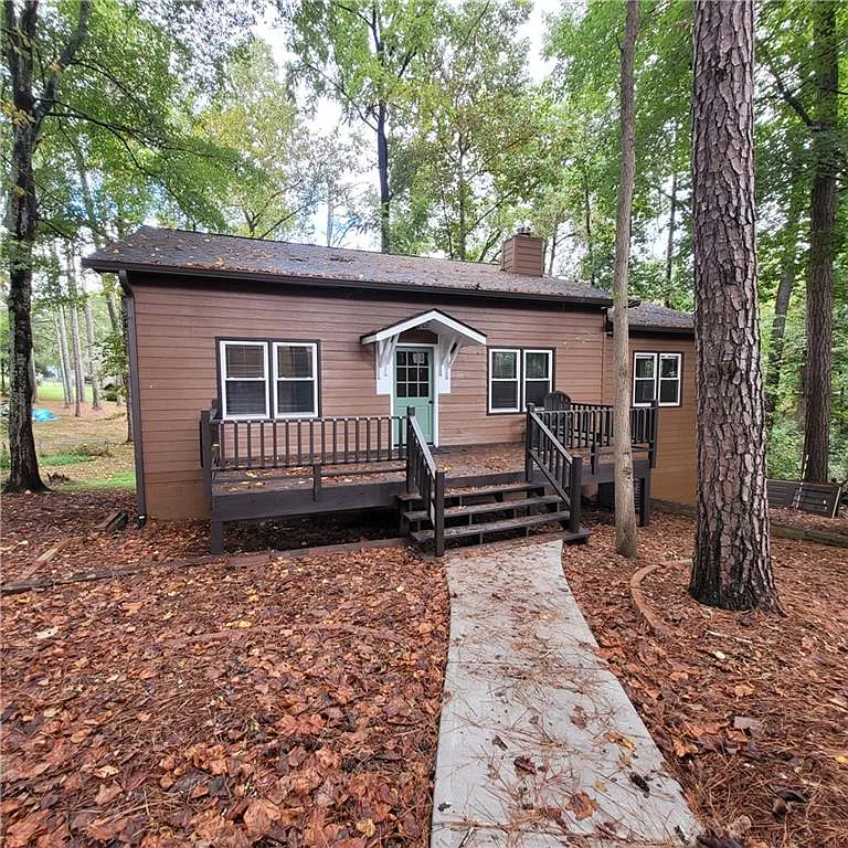 4 bed, 2.0 bath, 2520 sqft, $2,500 — Photo 1