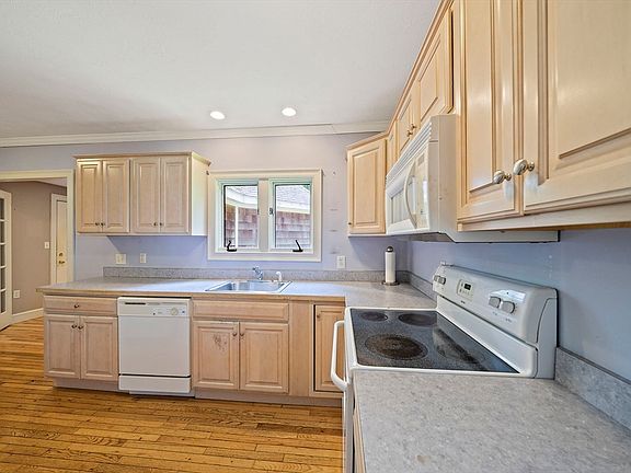 2nd image of 38 Grove St