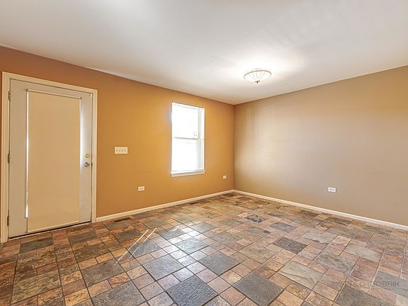 4th image of 4522 W Belmont Ave