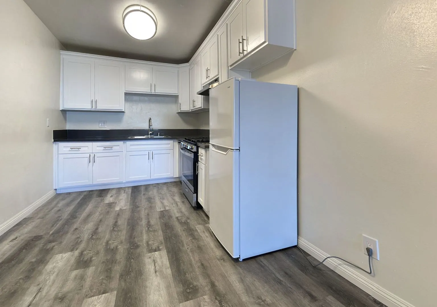 Eleanor Apartments...Gorgeous Apartment available..Awesome Hollywood Location!! — Photo 3