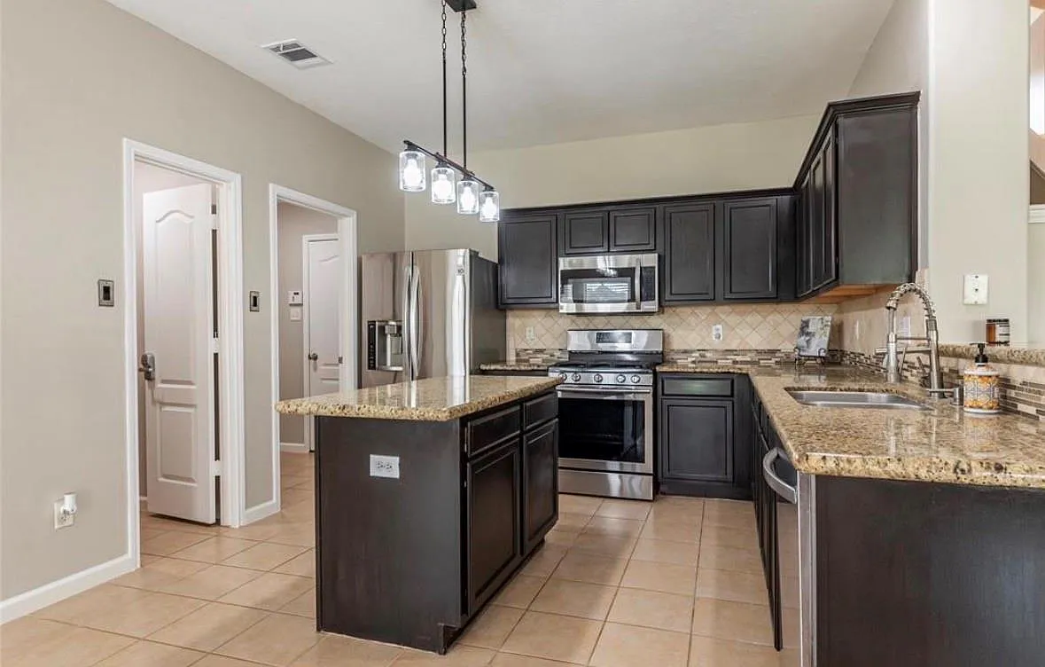 4 bed, 2.5 bath, 2364 sqft, $3,000 — Photo 4
