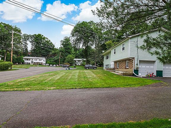 3rd image of 8 Glenmere Ct