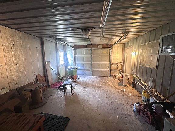 3rd image of 170 Blue Bird Ln