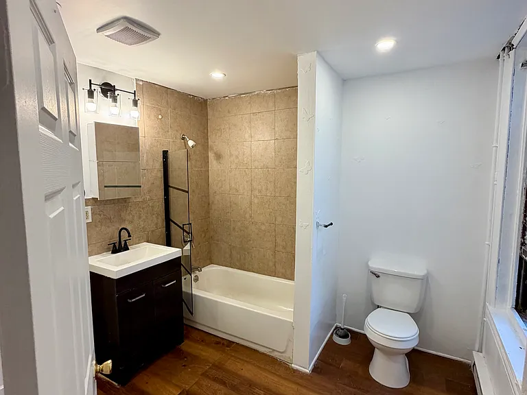 1142 Franklin St #2 — Photo 2