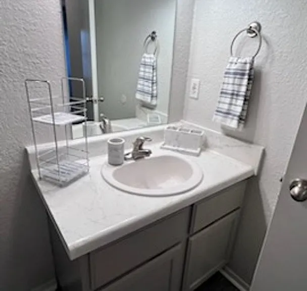 Hickory Grove Apartments — Photo 11