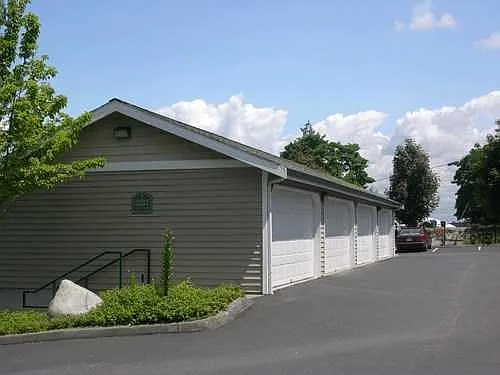 Oasis Apartments — Photo 16