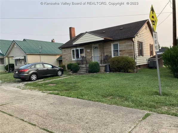 211 4th St, New Haven, WV 25265
