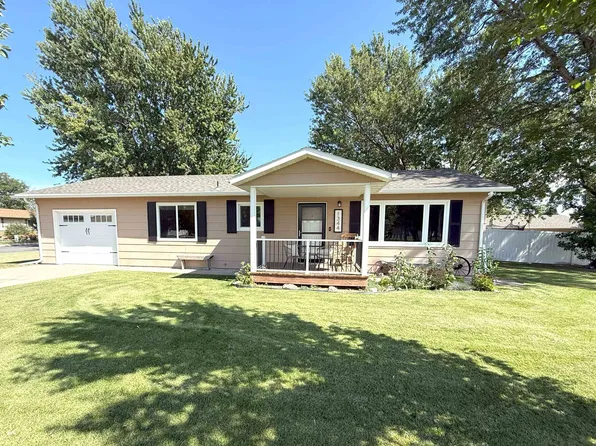 1344 Sioux St, Imperial, NE 69033