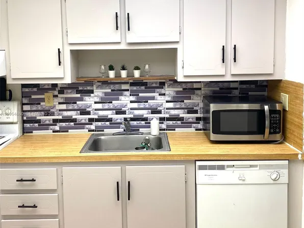 240 Lakeview Dr APT 306, Weston, FL 33326