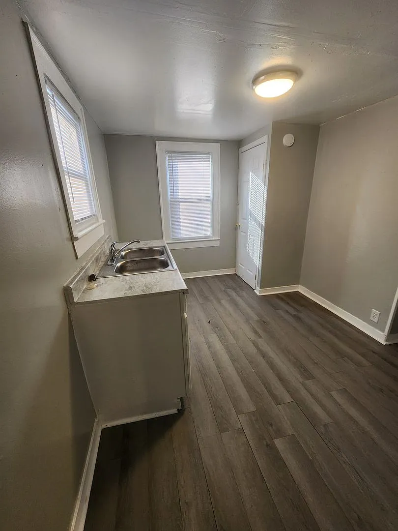 Westside 2 Bedroom Duplex Located Near Harding And 21st Street ( 1/2 Half Off 2nd Month Rent ) — Photo 3