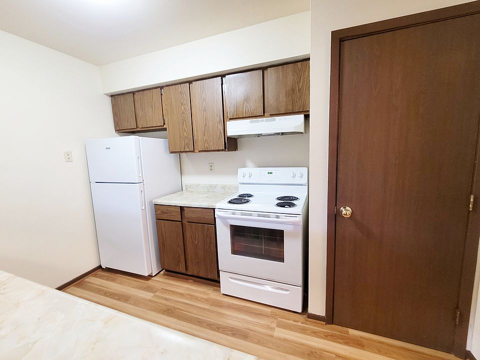 All cabinets have pull out drawers. Extra storage in the closet.