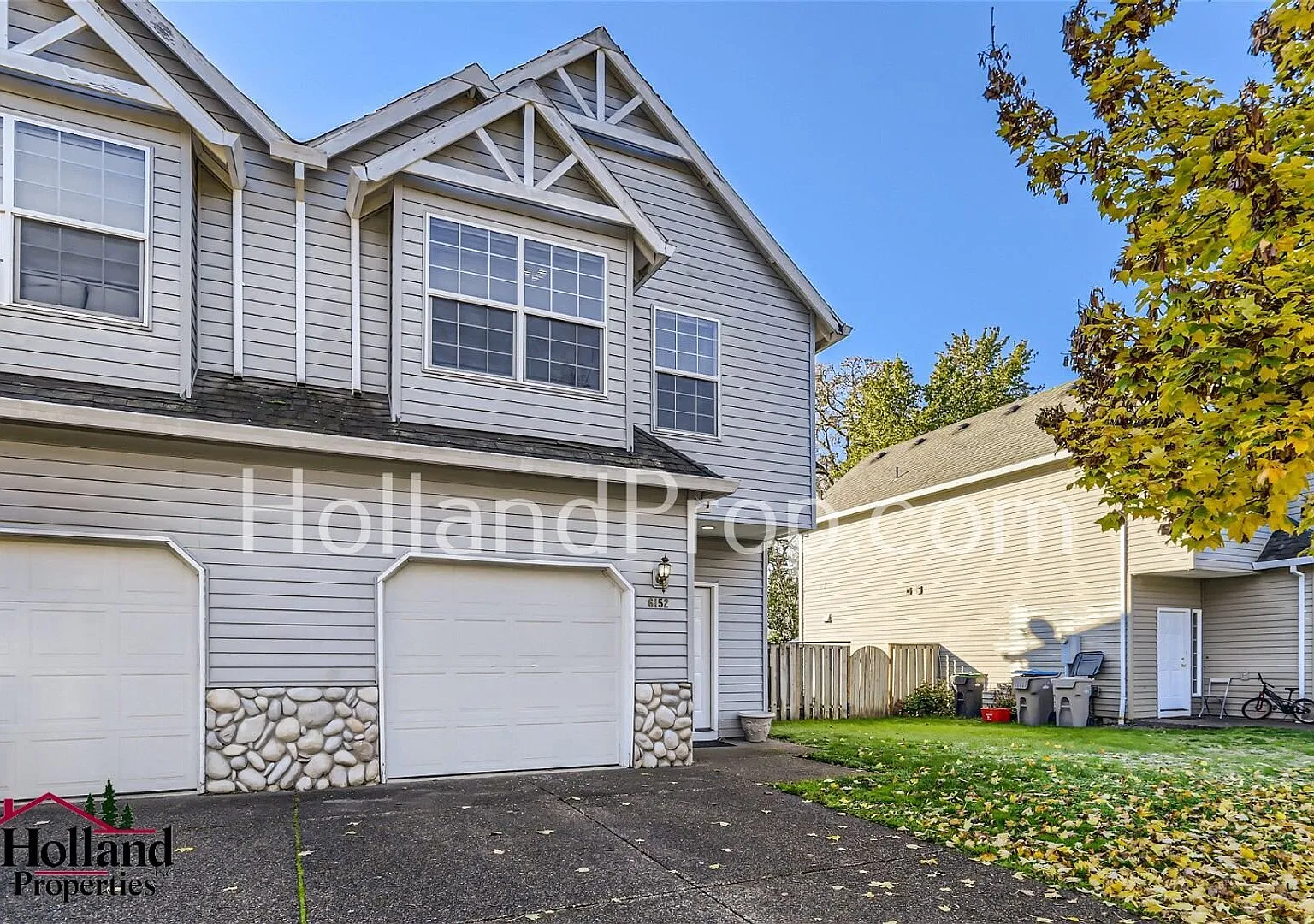 Cute 3 bedroom duplex unit with a fenced yard! — Photo 3