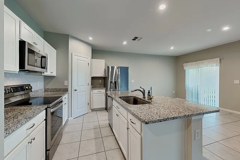 4 bed, 2.0 bath, 1703 sqft, $1,995 — Photo 3