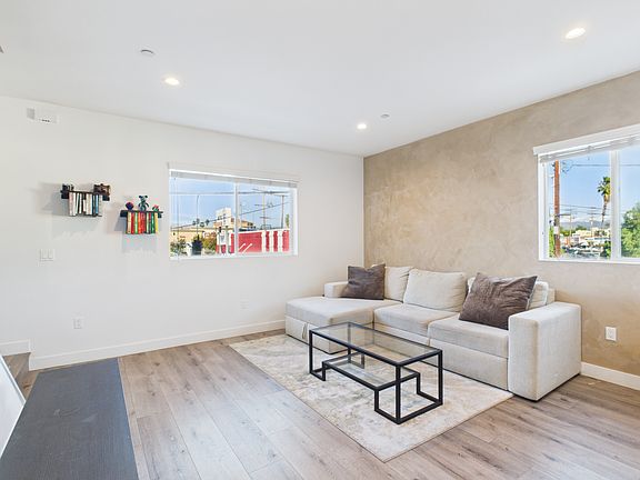 5th image of 14525 Killion St #1