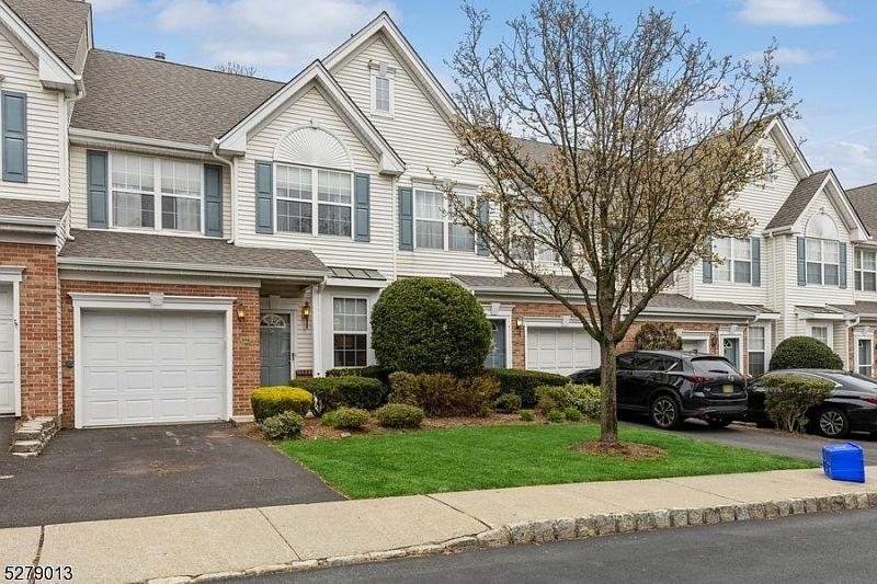 1st image of 104 Cambridge Dr #104