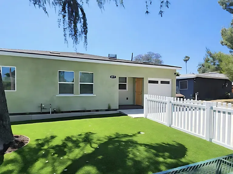 1695 N Oxford Ave — Photo 11