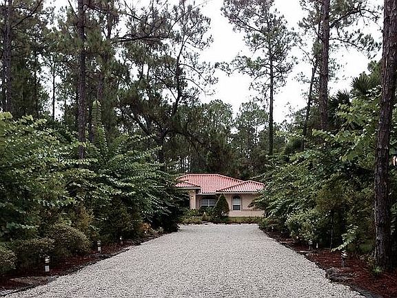 Huge driveway w/Farolas!
