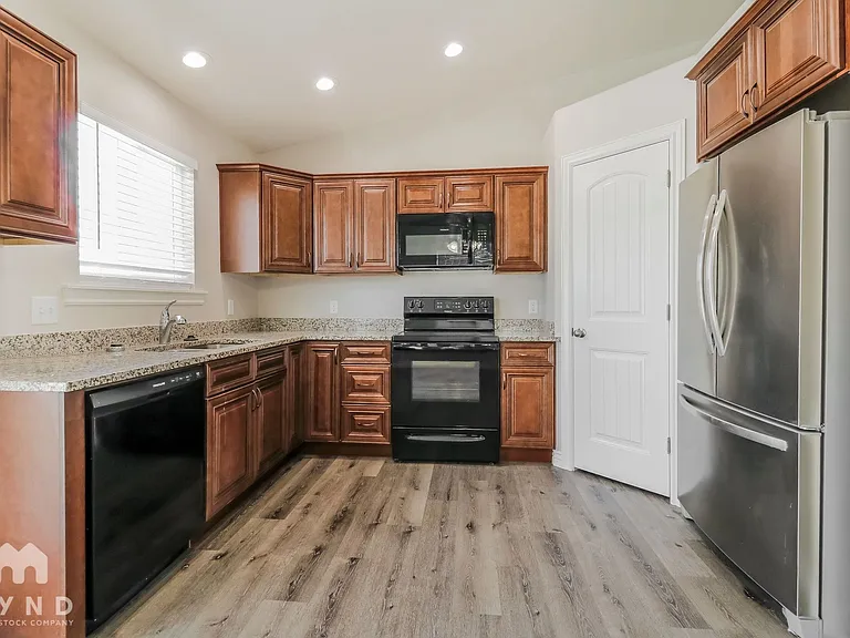 2251 E Maple Dr — Photo 2