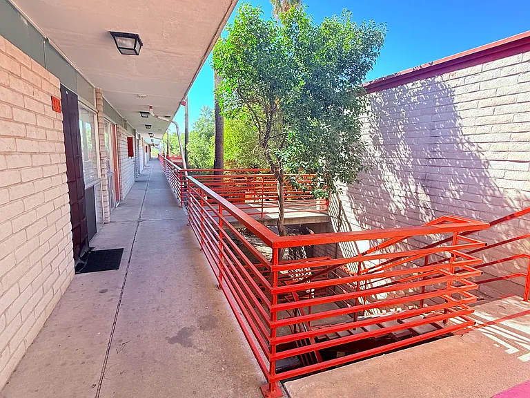 BROADWAY APARTMENTS — Photo 29