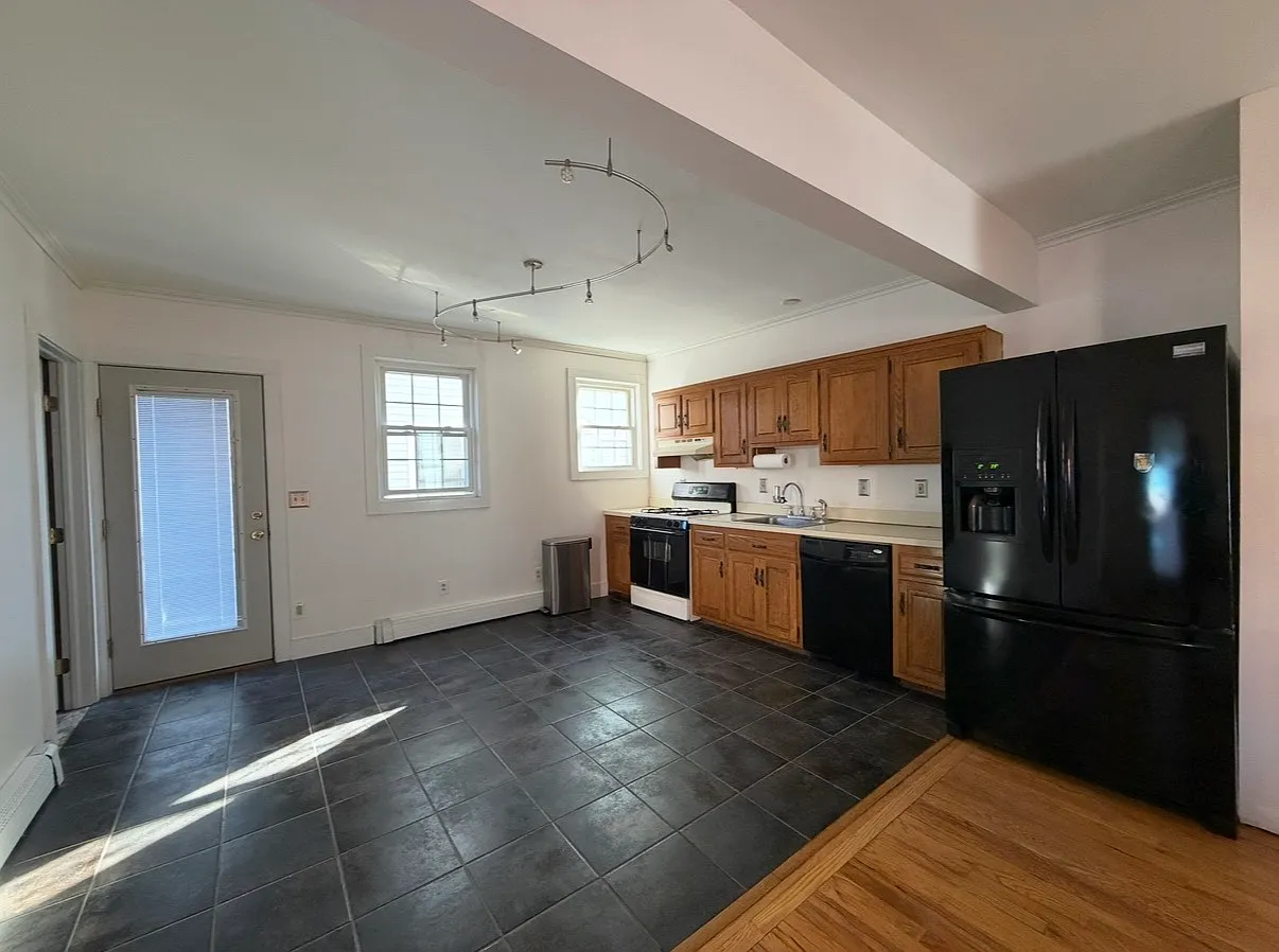 33 Starr St — Photo 1