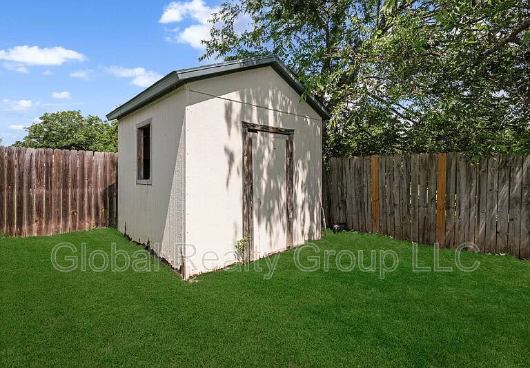 306 Meadow Dr — Photo 6