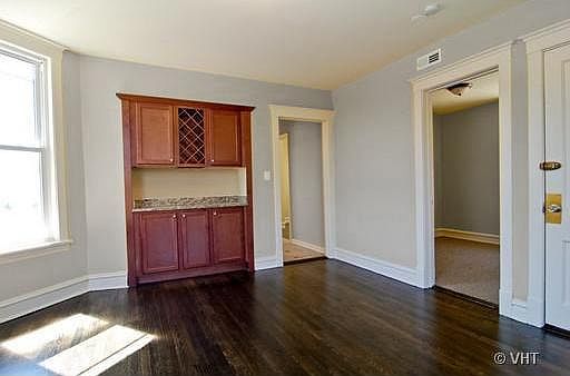 3rd image of 2141 W Cullom Ave