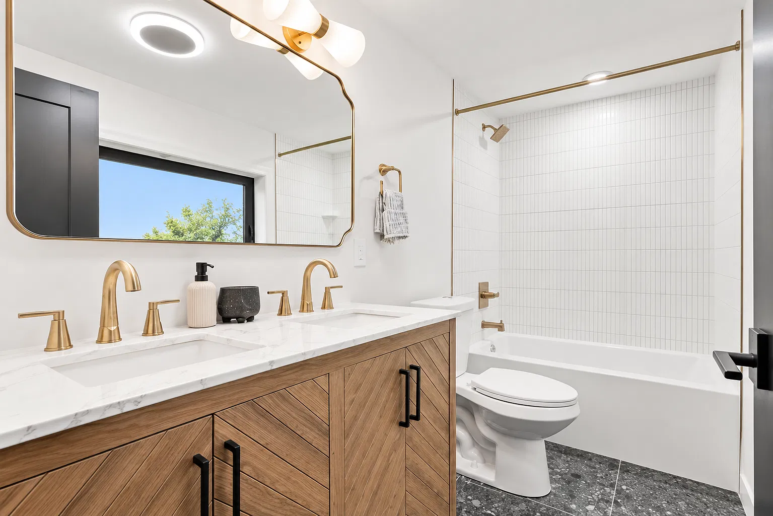4 bed, $2,975 — Photo 2