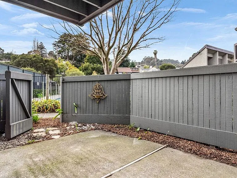 21 Cypress Pl — Photo 2