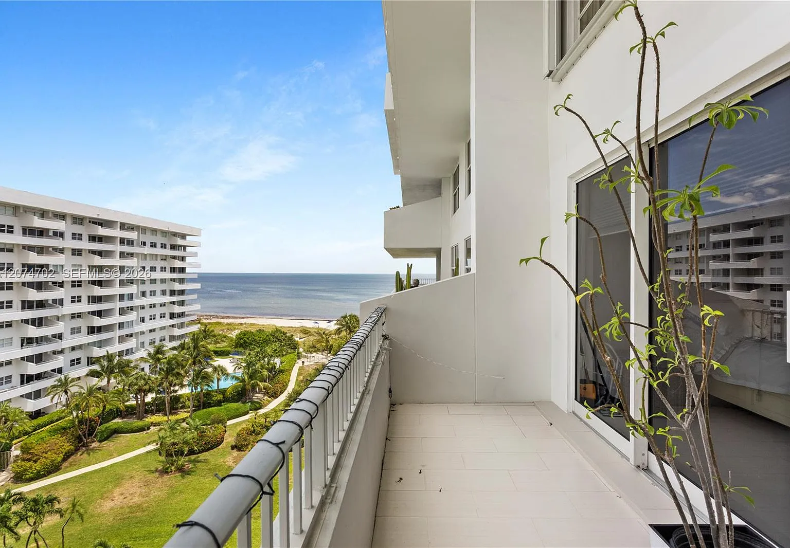 Commodore Club South Cond — Photo 1