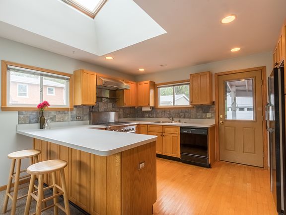 5th image of 4011 Downers Dr