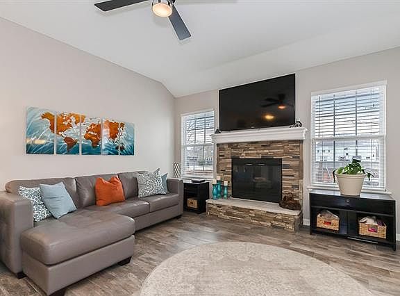 5th image of 657 SE Canterbury Ln