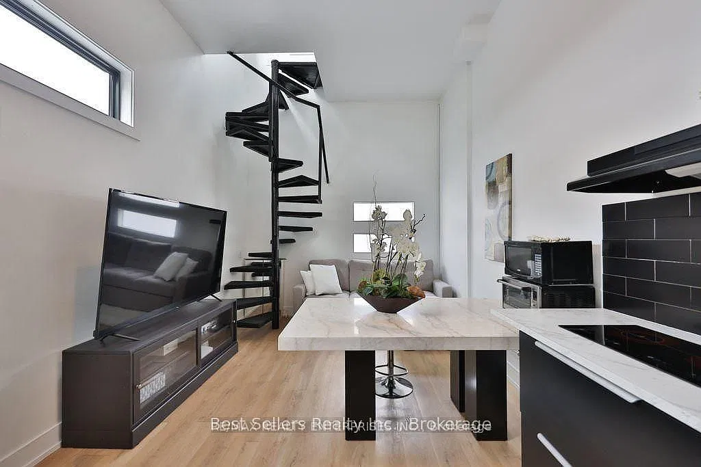 172 Royal York Rd — Photo 4