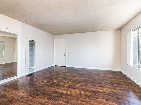 3rd image of 5926 Woodman Ave APT 9