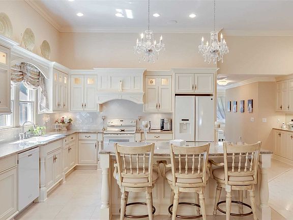 3rd image of 101 Twin Oaks Dr