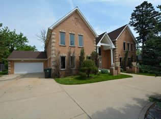 332 E Central Rd, Arlington Heights, IL 60005