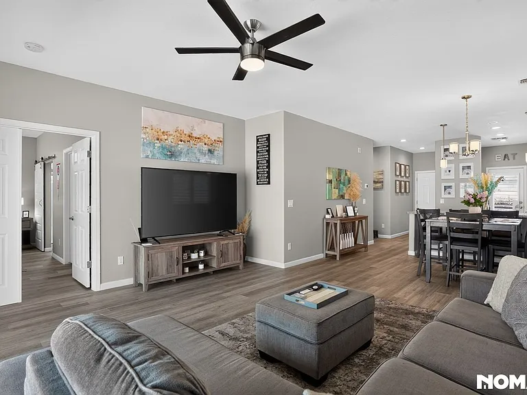 524 W Harwell Rd — Photo 4