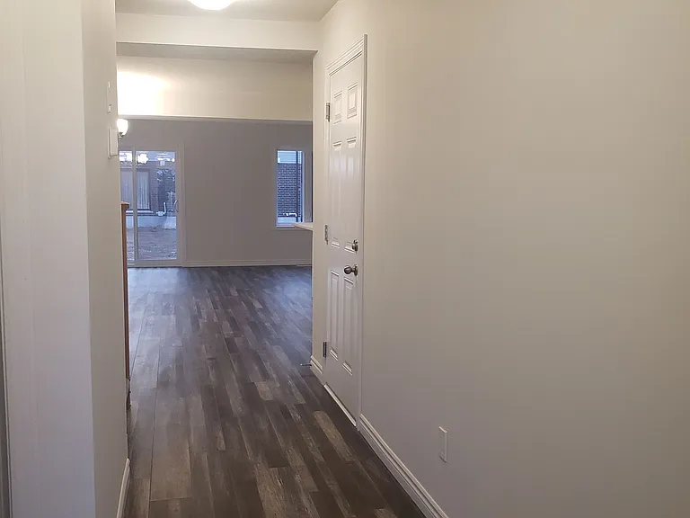 3146 Turner Cres — Photo 2