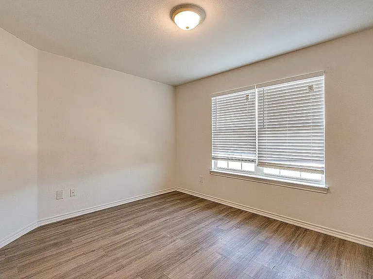 1115 Parkway Trl — Photo 5