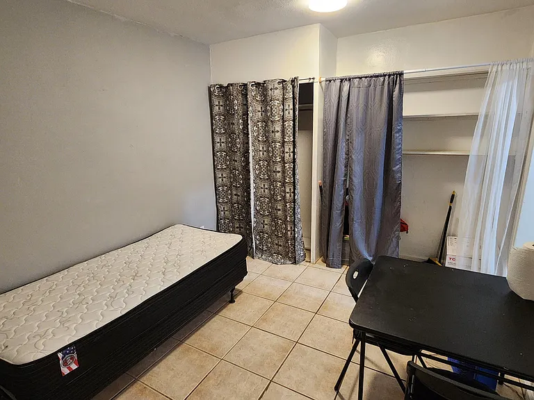 715 SW 4th St #4 — Photo 5