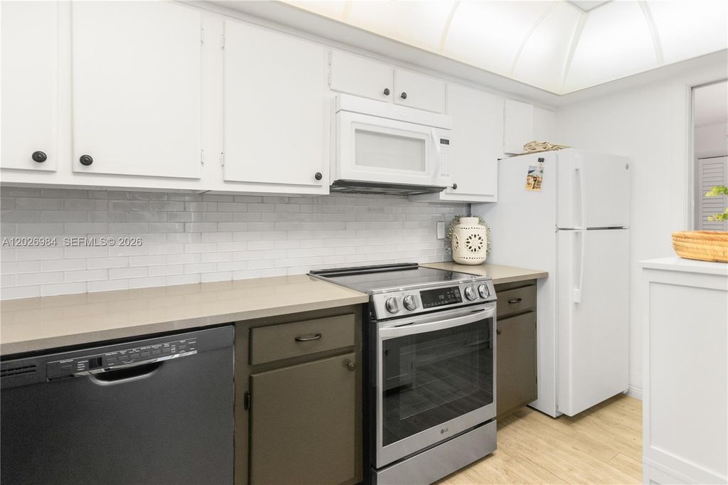 743 N Riverside Dr APT 4B, photo 5
