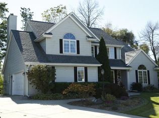 1131 E Stonegate Dr, Oak Creek, WI 53154