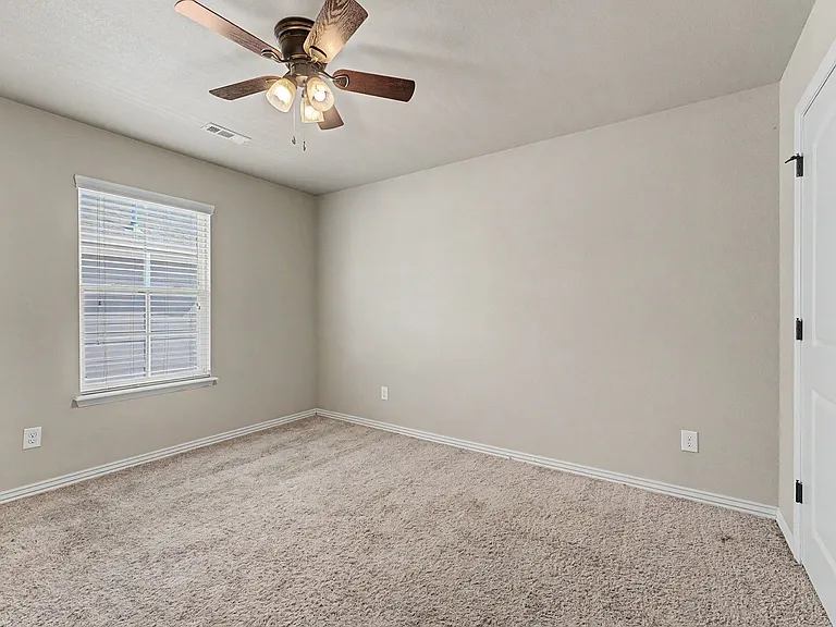 592 N Longfellow Ln — Photo 14