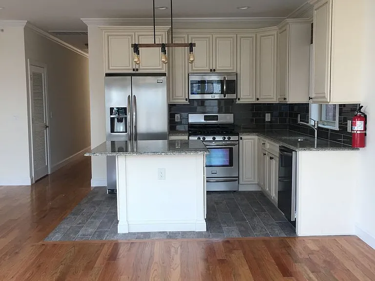 194 Parkhurst St — Photo 3