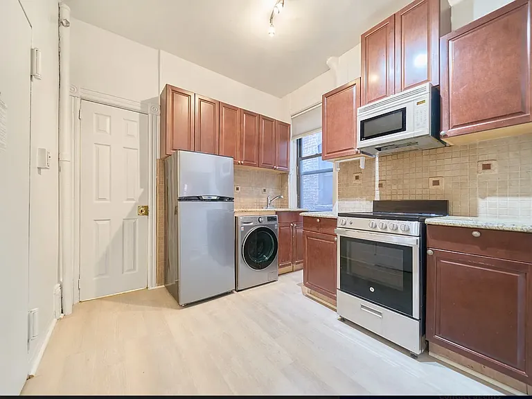 414 E 89th St #2R — Photo 5