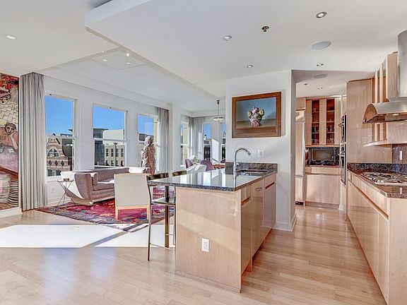 Open Kitchen w/ Breakfast Bar