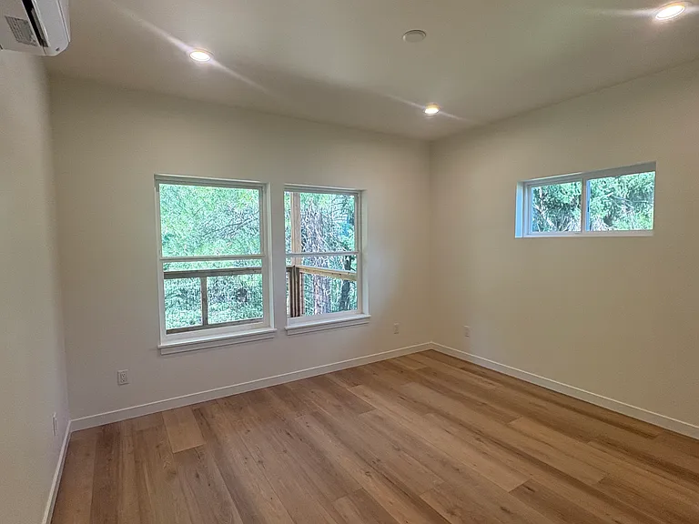706 Roslyn Pl — Photo 9