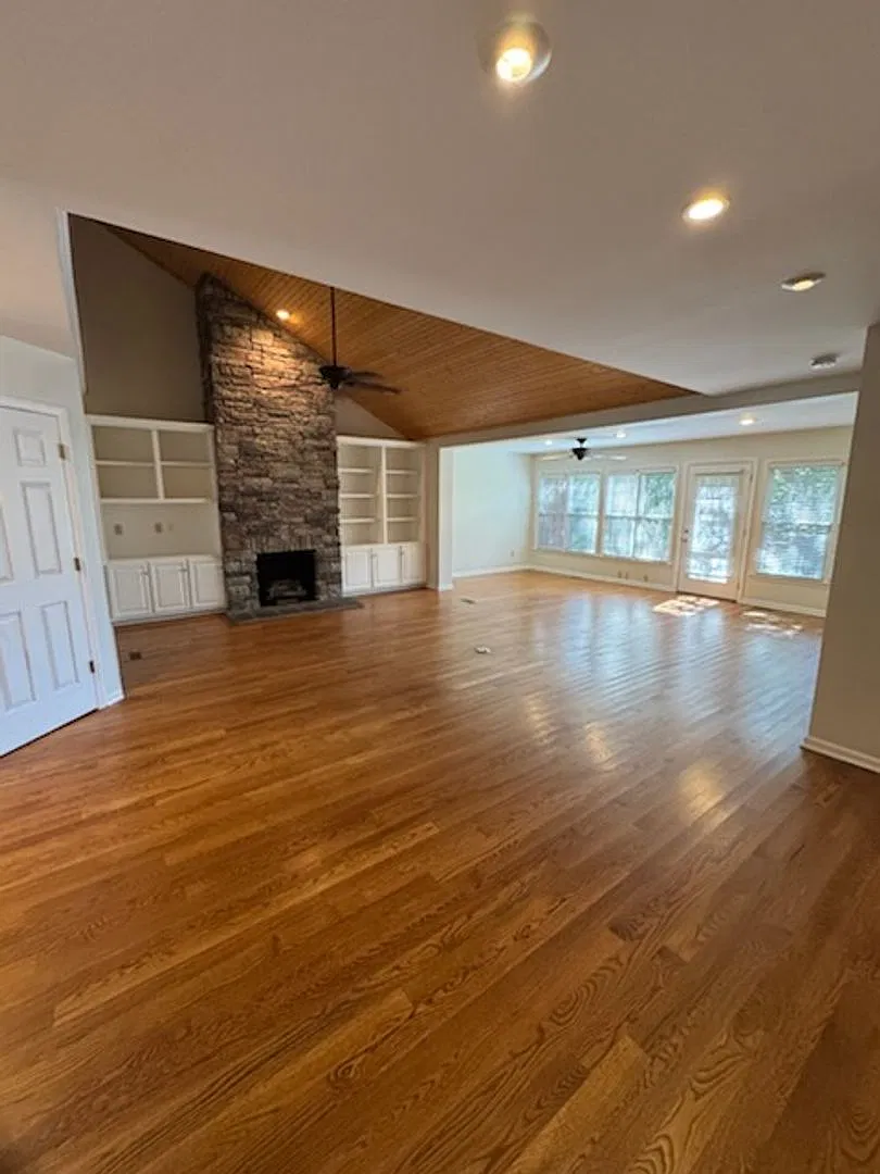 Spacious Modern 3 Bedroom Townhome - Move In Ready — Photo 3