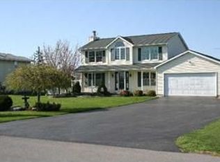 6643 Heather Dr, Lockport, NY 14094